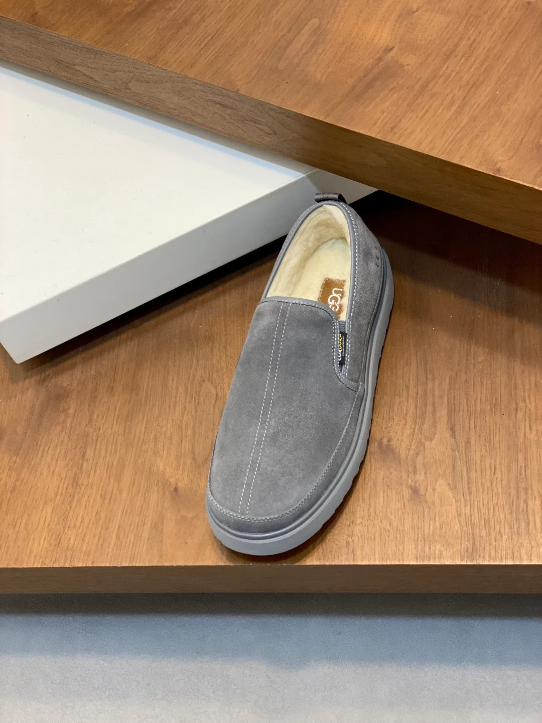 Men's shoes 💰580 New UGG fur-integrated men's simple and fashionable snow shoes. The most worth buying at the end of this year are warm casual shoes. Whether you are out and about at home, their comfortable and warm performance will be your most suitable fashion companion! The material is cowhide upper and imported wool is used inside. Two layers of cowhide for warmth and comfort! The eva+ rubber patch outsole is cushioned, non-slip and wear-resistant, and has good elasticity. It is light and wear-resistant, comfortable and soft, and the new simple cut is more fashionable. It has both practicality and fashion sense, so you no longer have to worry about how to match it in winter, while still maintaining your fashionable taste. High-quality genuine wool produced in Dongguan. The material depends on the details! Size: 39-40-41-42-43-44-45 sneaker size